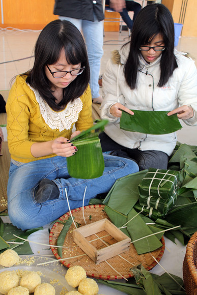 Gói bánh chưng xanh mang Tết đến đồng bào nghèo ảnh 12