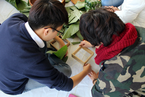 Gói bánh chưng xanh mang Tết đến đồng bào nghèo ảnh 11