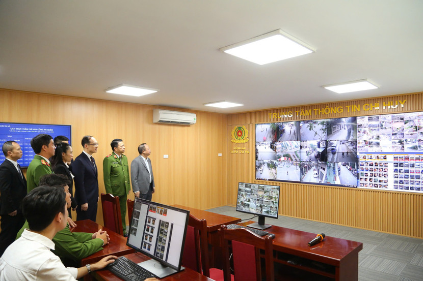 Thiếu tướng Nguyễn Hồng Ky, Phó Giám đốc Công an thành phố Hà Nội giới thiệu với Đoàn Công an thành phố Bắc Kinh về Trung tâm thông tin chỉ huy - CAQ Tây Hồ