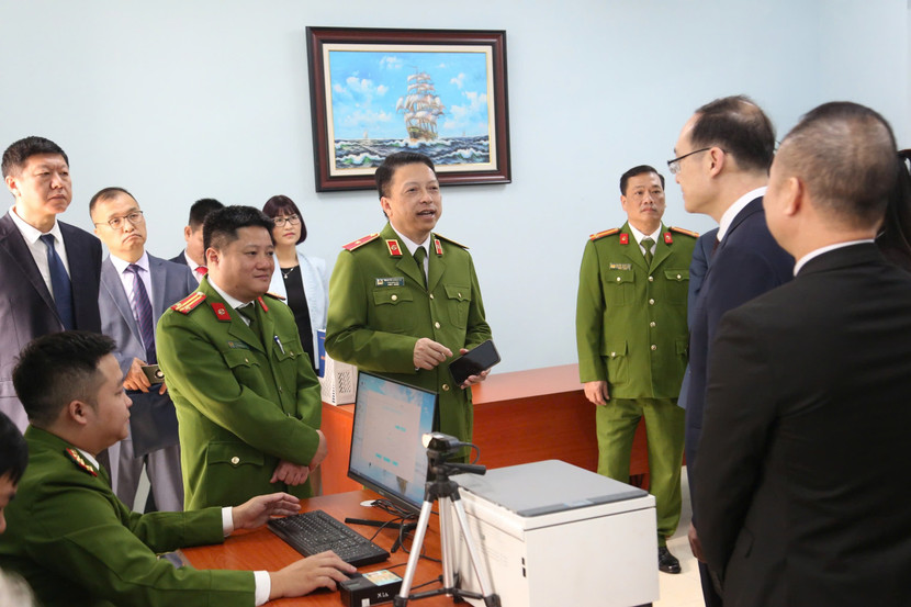 Thiếu tướng Nguyễn Hồng Ky, Phó Giám đốc Công an thành phố Hà Nội giới thiệu với Đoàn Công an thành phố Bắc Kinh về mô hình Công an phường kiểu mẫu