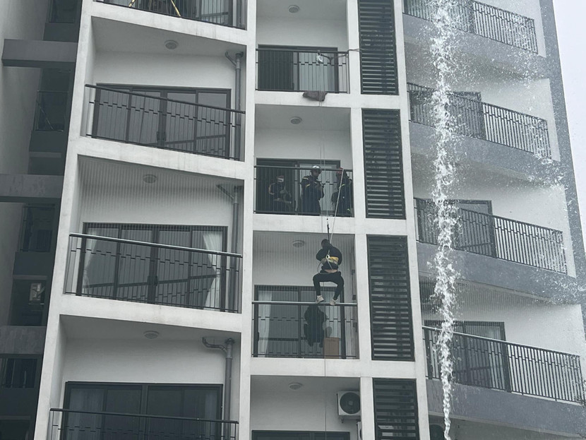 Lực lượng cứu hoả tiếp cận lên cao tầng cứu nạn nhân qua cầu dây nghiêng