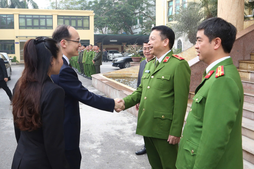 Thiếu tướng Nguyễn Hồng Ky bày tỏ vui mừng được tiếp đón đồng chí Lý Phong - Phó Giám đốc Công an thành phố Bắc Kinh cùng Đoàn công tác