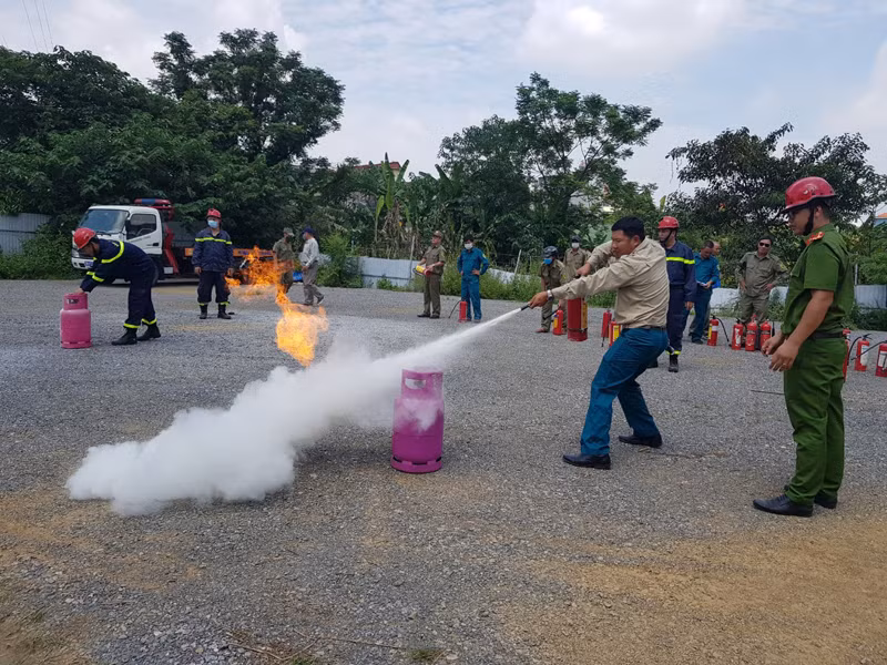 Lực lượng dân phòng thực hành sử dụng bình chữa cháy xách tay