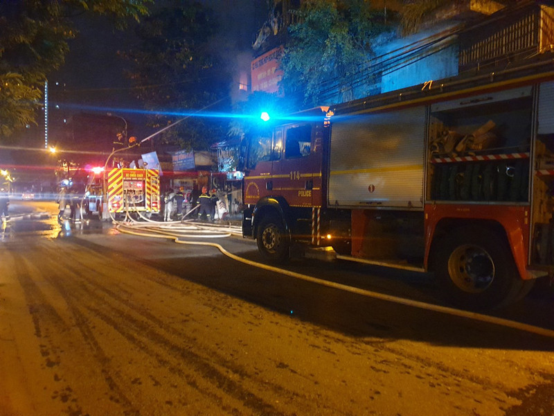 Lực lượng Cảnh sát PCCC và CNCH - CAQ Hoàng Mai và Hai Bà Trưng kịp thời khống chế đám cháy