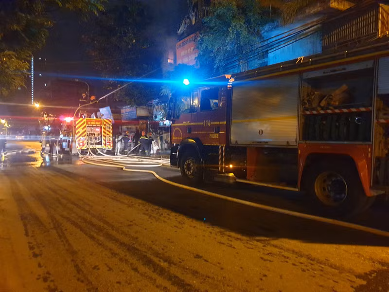Lực lượng Cảnh sát PCCC và CNCH - CAQ Hoàng Mai và Hai Bà Trưng kịp thời khống chế đám cháy Lực lượng Cảnh sát PCCC và CNCH - CAQ Hoàng Mai và Hai Bà Trưng kịp thời khống chế đám cháy