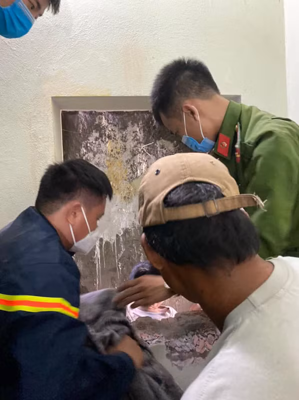 Đội Cảnh sát PCCC và CNCH - CAH Hoài Đức đã cứu nạn thành công, đưa nạn nhân bị mắc kẹt tại khe tường giữa hai ngôi nhà tại xã Song Phương