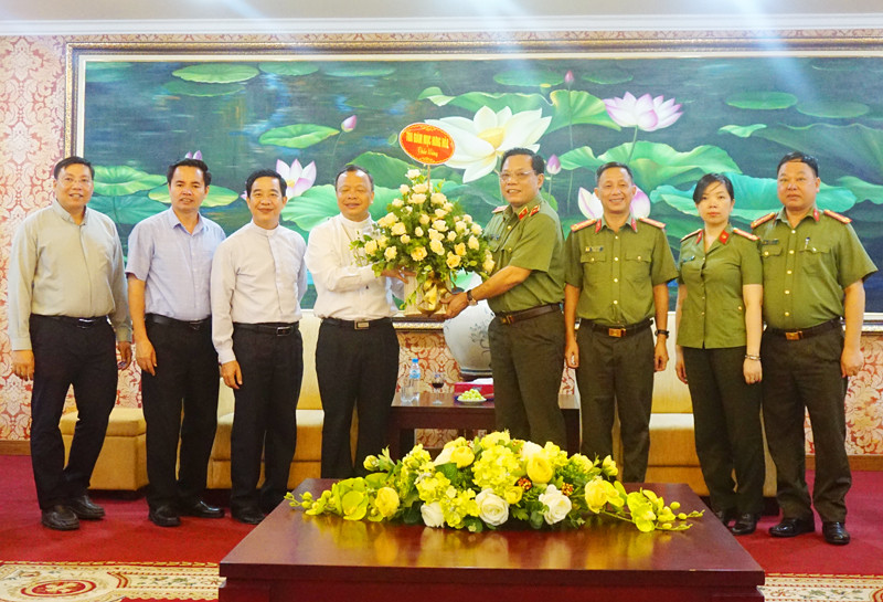 Thiếu tướng Nguyễn Hải Trung, Giám đốc CATP Hà Nội tiếp đoàn Tòa Giám mục Giáo phận Hưng Hóa