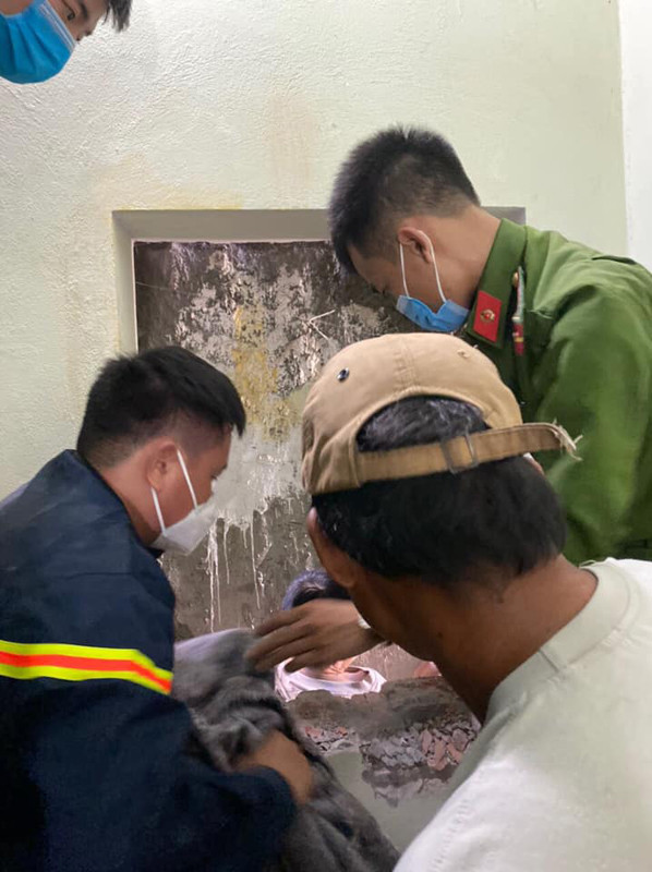 Đội Cảnh sát PCCC và CNCH - CAH Hoài Đức đã cứu nạn thành công, đưa nạn nhân bị mắc kẹt tại khe tường giữa hai ngôi nhà tại xã Song Phương