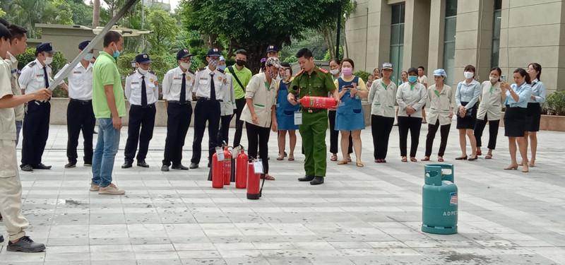 Cảnh sát PCCC và CNCH hướng dẫn lực lượng chữa cháy cơ sở sử dụng bình chữa cháy hiệu quả, an toàn