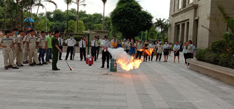 Các học viên tham gia thực hành chữa cháy