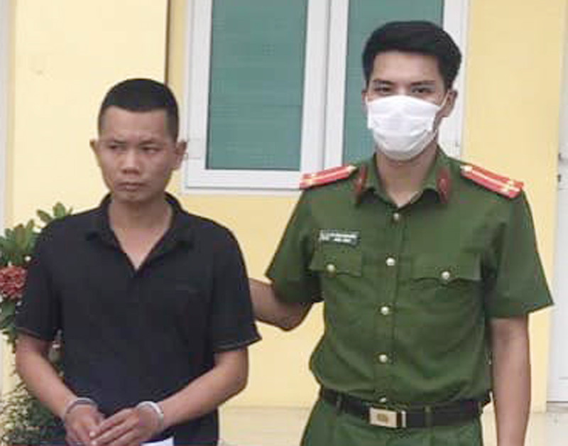 Công an xã Xuân Nộn dẫn giải đối tượng Thành
