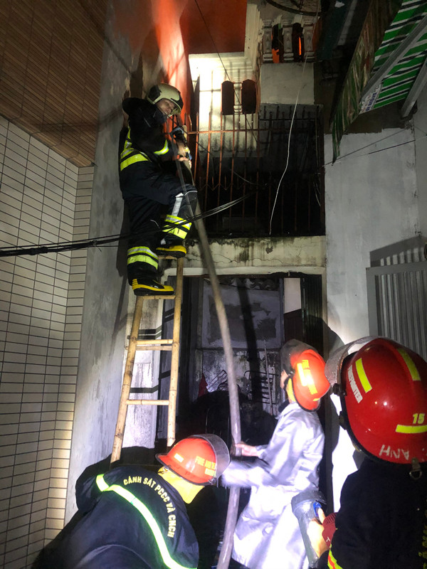 Lực lượng cứu hỏa tiếp cận xử lý hỏa hoạn