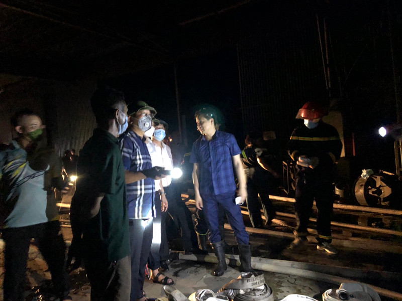 Lãnh đạo UBND huyện và đồng chí Trưởng CAH Gia Lâm có mặt tại hiện trường chỉ đạo lực lượng chữa cháy, tìm kiếm cứu nạn