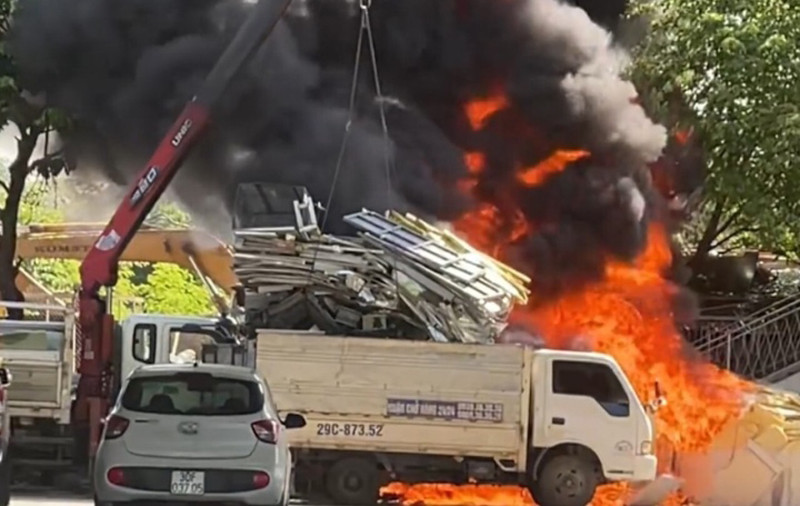 Cháy bãi phế thải lan sang xe ô tô Cháy bãi phế thải lan sang xe ô tô