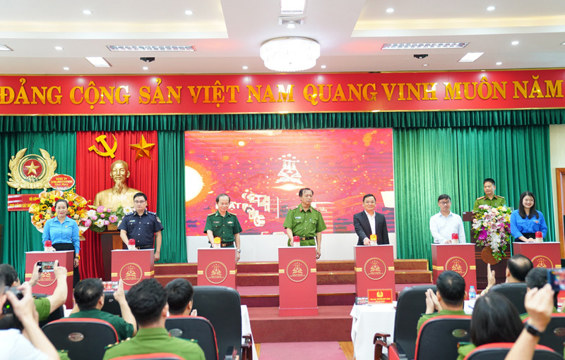 Các đại bbiểunhấn nút phát động cuộc thi