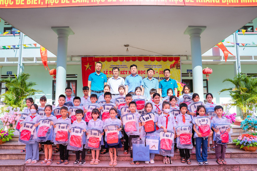 Công đoàn Công ty TNHH Luxshare - ICT (Vân Trung) tặng quà cho các em học sinh Trường Tiểu học Lãng Sơn