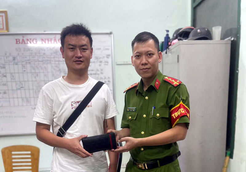 Cơ quan Công an trao trả tài sản người đánh rơi