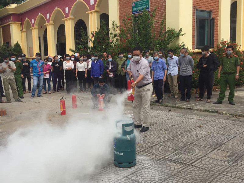 Lực lượng Cảnh sát PCCC và CNCH - CAH Hoài Đức tập huấn, tuyên truyền an toàn PCCC cho nhân dân xã Đắc Sở Lực lượng Cảnh sát PCCC và CNCH - CAH Hoài Đức tập huấn, tuyên truyền an toàn PCCC cho nhân dân xã Đắc Sở