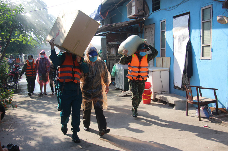 Trước diễn biến tình hình thời tiết phức tạp, có mưa to kèm theo gió lớn và nước lũ tiếp tục dâng cao, gây sạt lở bờ sông ảnh hưởng đến tài sản, tính mạng của nhân dân, Trung đoàn Đặc nhiệm cơ động Cảnh vệ (E312) - Bộ Tư lệnh Cảnh vệ - Bộ Công an đóng quân trên địa bàn phường hỗ trợ cùng lực lượng xung kích của UBND phường tiến hành sơ tán người và tài sản ra khỏi vùng nguy hiểm.