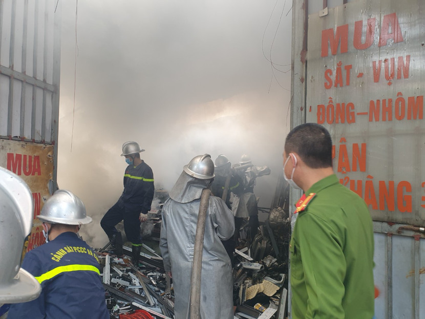 Lực lượng Cảnh sát PCCC và CNCH - CAQ Nam Từ Liêm đã kịp thời ngăn cháy lan tại nơi tập kết phế liệu Lực lượng Cảnh sát PCCC và CNCH - CAQ Nam Từ Liêm đã kịp thời ngăn cháy lan tại nơi tập kết phế liệu