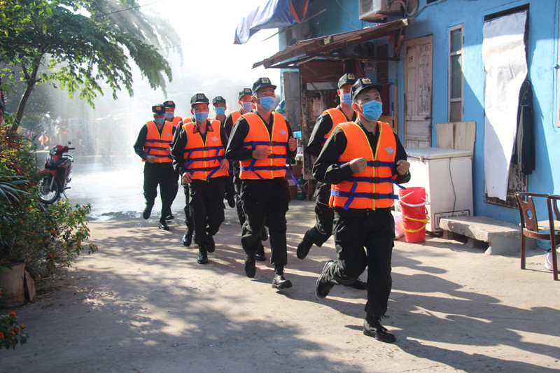 Các lực lượng chức năng nhanh chóng được huy động, hỗ trợ di dời, tài sản họ mang theo chỉ là những trang bị, vật dụng quan trọng, cần thiết nhất.