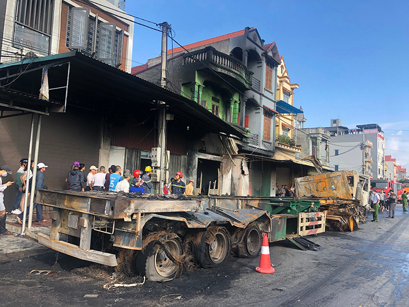 Vụ cháy xe, dẫn đến cháy nhà người dân bên đường Vụ cháy xe, dẫn đến cháy nhà người dân bên đường