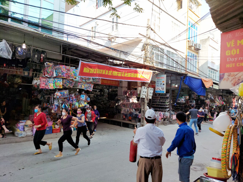 Bà con tiểu thương tham gia diễn tập PCCC và CNCH tại chợ Thạch Đà