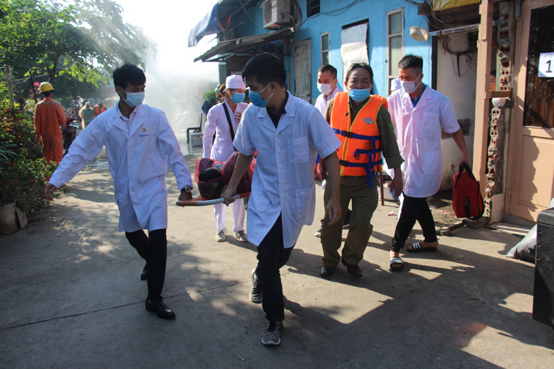 Tổ công tác của bệnh viện đa khoa Medlatec đã phối hợp với lực lượng của trung tâm y tế quận, trung tâm y tế phường Phúc Xá phối hợp chăm sóc, sơ cứu nạn nhân được cứu nạn tại trung tâm y tế quận Ba Đình