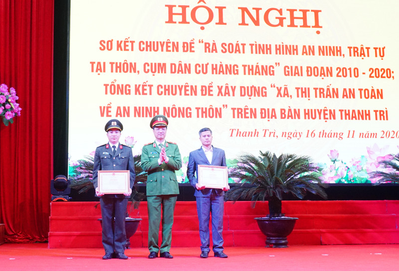Thiếu tướng Nguyễn Duy Ngọc - Thứ trưởng Bộ Công an trao khen thưởng tặng các cá nhân có thành tích trong công tác giữ gìn ANTT địa bàn