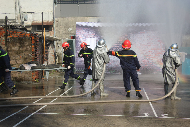 Tình thế đám cháy đang diễn ra ở giai đoạn nguy cấp, nếu không có các biện pháp tổ chức cứu chữa kịp thời thì đám cháy sẽ cháy lan sang các hộ dân kế bên, khả năng ảnh hưởng tới tính mạng người dân là rất cao.