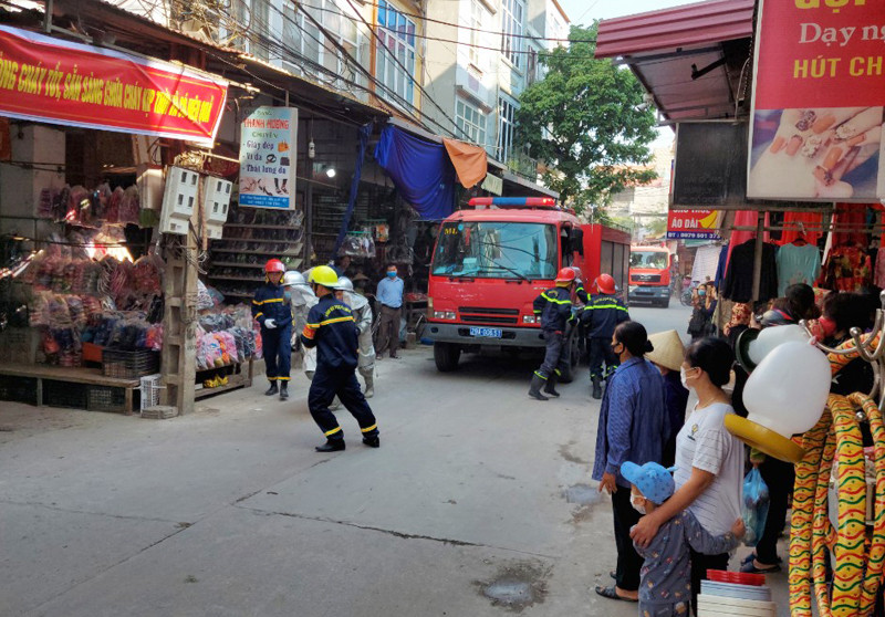 Lực lượng Cảnh sát PCCC và CNCH phối hợp triển khai đội hình chữa cháy, tìm kiếm cứu nạn tại chợ Thạch Đà