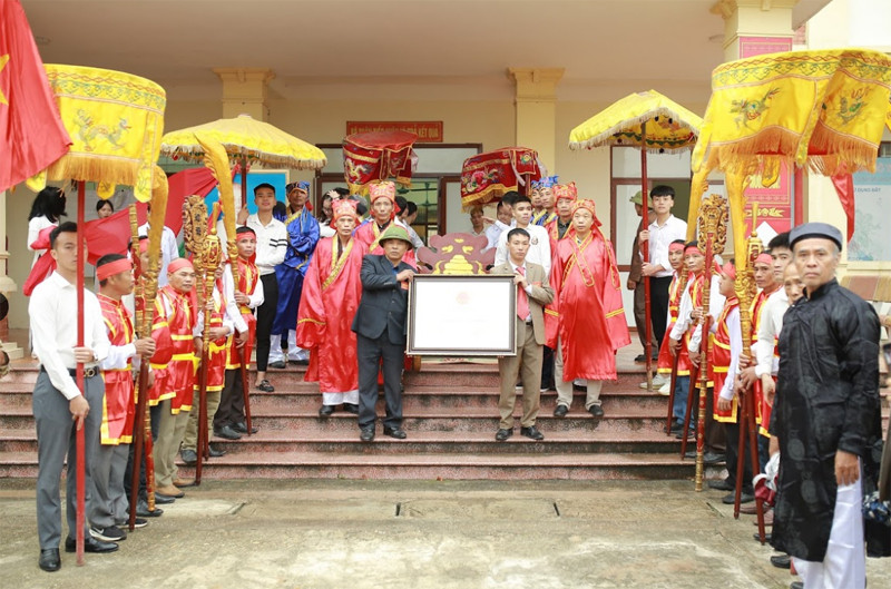 Người dân trong huyện tại buổi lễ đón nhận Bằng di tích lịch sử Lăng đá Nguyễn Thế Lai