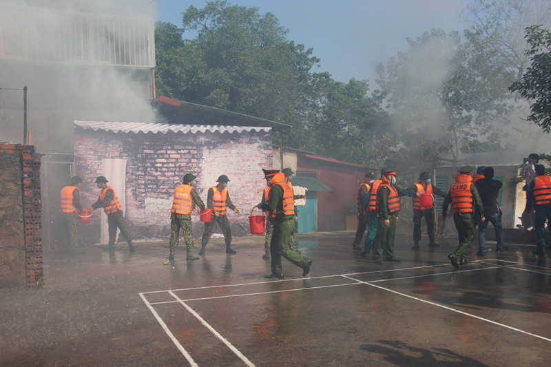 Các lực lượng phối hợp tham gia chữa cháy, tìm kiếm cứu nạn