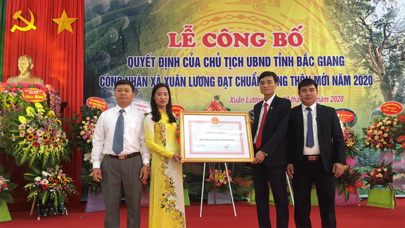 Ông Bùi Thế Chung, Bí thư Huyện ủy Yên Thế trao Quyết định công nhận đạt chuẩn Nông thôn mới cho xã Xuân Lương