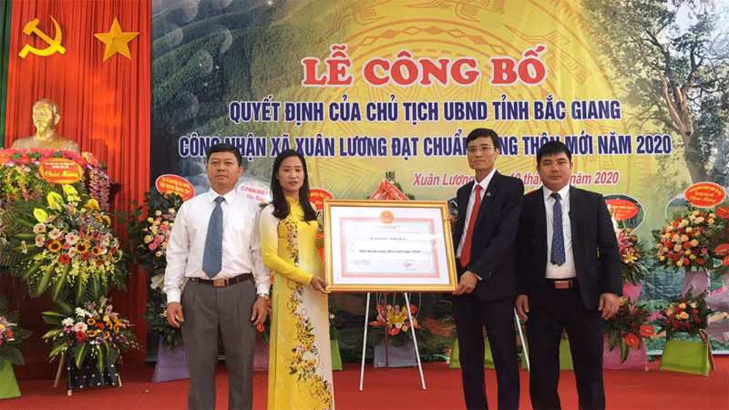 Ông Bùi Thế Chung, Bí thư Huyện ủy Yên Thế trao Quyết định công nhận đạt chuẩn Nông thôn mới cho xã Xuân Lương