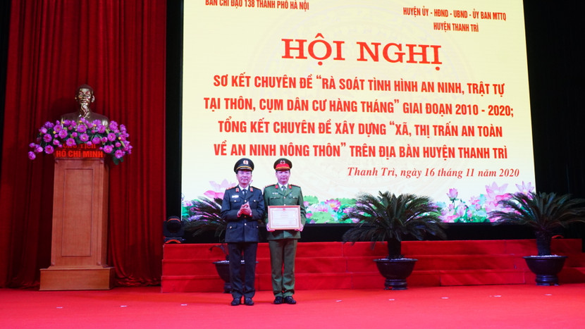 Trung tướng Trần Quốc Tỏ - Ủy viên Trung ương Đảng, Thứ trưởng Bộ Công an trao Bằng khen của Bộ trưởng Bộ Công an tặng đại diện chỉ huy Công an huyện Thanh Trì
