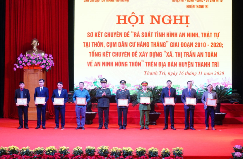 Thiếu tướng Nguyễn Hải Trung, Giám đốc CATP Hà Nội trao khen thưởng cho tập thể và cá nhân có thành tích xuất sắc