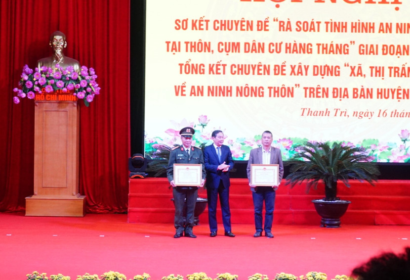 Đồng chí Lê Hồng Sơn - Phó Chủ tịch UBND TP Hà Nội trao khen thưởng tặng các cá nhân đạt thành tích xuất sắc trong nhiệm vụ đảm bảo ANTT