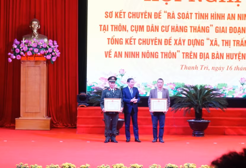 Đồng chí Lê Hồng Sơn - Phó Chủ tịch UBND TP Hà Nội trao khen thưởng tặng các cá nhân đạt thành tích xuất sắc trong nhiệm vụ đảm bảo ANTT