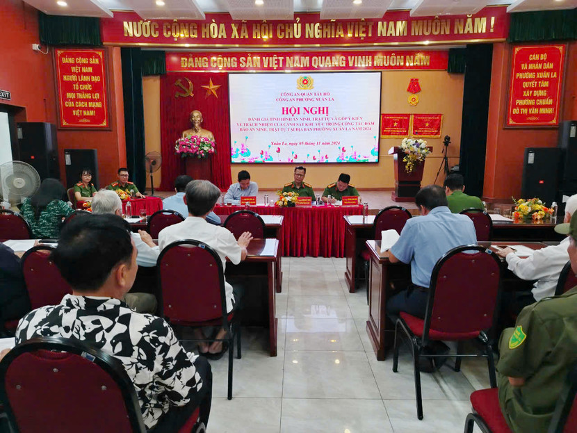 Các đại biểu dự Hội nghị đánh giá tình hình an ninh trật tự và góp ý về trách nhiệm Cảnh sát khu vực phường Xuân La