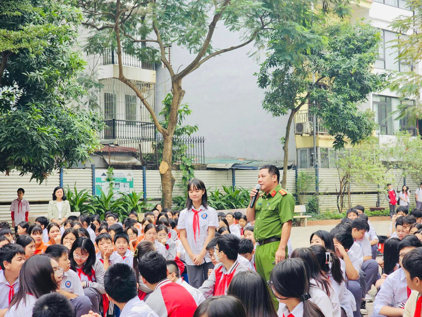 Báo cáo viên trao đổi, trang bị kiến thức pháp luật, kỹ năng nhận diện và phòng chống tác hại ma túy cho học sinh