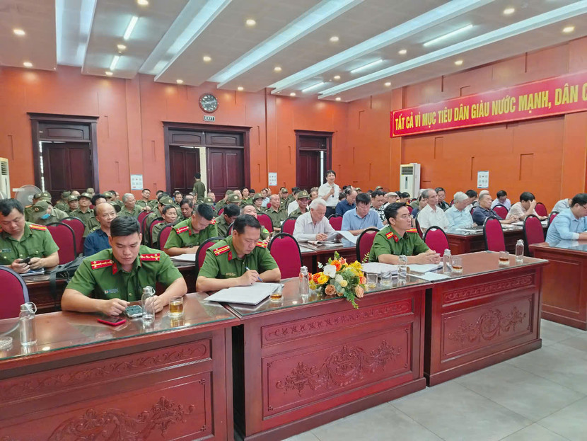 Người dân đóng góp ý kiến về công tác giữ gìn an ninh trật tự trên địa bàn phường thời gian qua, đạt nhiều kết quả đáng ghi nhận