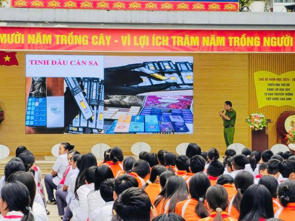 Thiếu tá Hoàng Việt Tùng, Đội trưởng Đội Cảnh sát ĐTTP về ma tuý Công an quận Tây Hồ đã phổ biến tới toàn thể cán bộ, giáo viên và các em học sinh trường Trung học cơ sở An Dương về những tác hại của các chất ma túy, loại ma túy mới