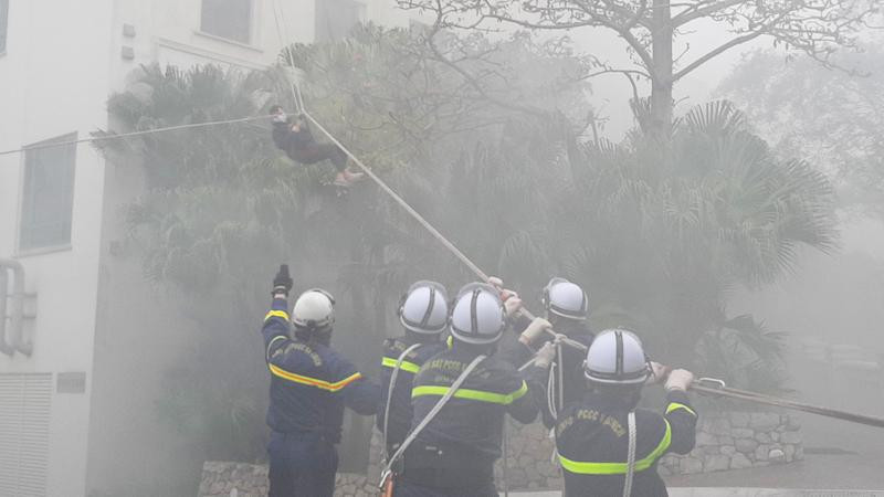 Lực lượng Cảnh sát PCCC và CNCH - CATP Hà Nội cứu nạn trong tình huống diễn tập tại khách sạn Sheraton