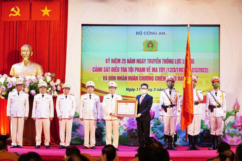 Thừa ủy quyền của Chủ tịch nước, Phó Thủ tướng Vũ Đức Đam trao Huân chương chiến công hạng Nhất tặng Cục CSĐT tội phạm về ma túy