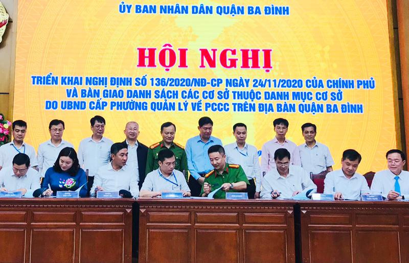 UBND quận Ba Đình tổ chức lễ bàn giao danh sách cơ sở thuộc danh mục cơ sở quản lý về phòng cháy, chữa cháy cho cấp phường