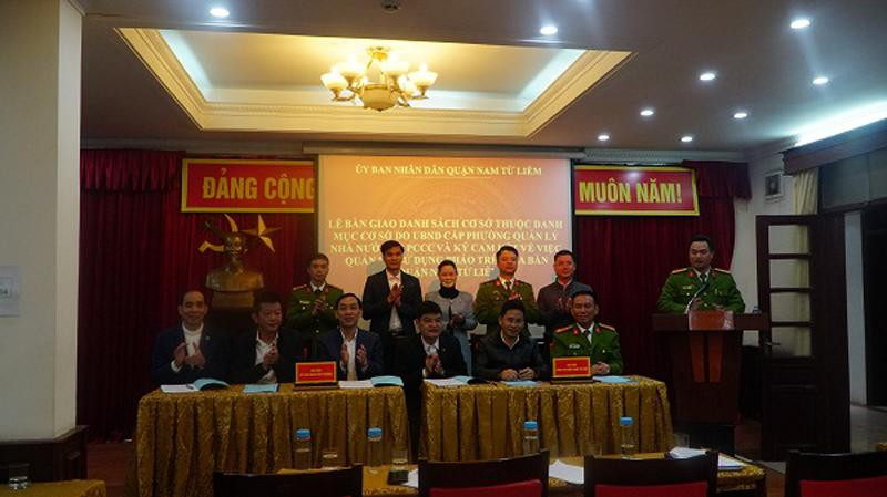 UBND và CAQ Nam Từ Liêm bàn giao 7.294 cơ sở thuộc Phụ lục IV về danh mục các cơ sở do UBND cấp phường quản lý.