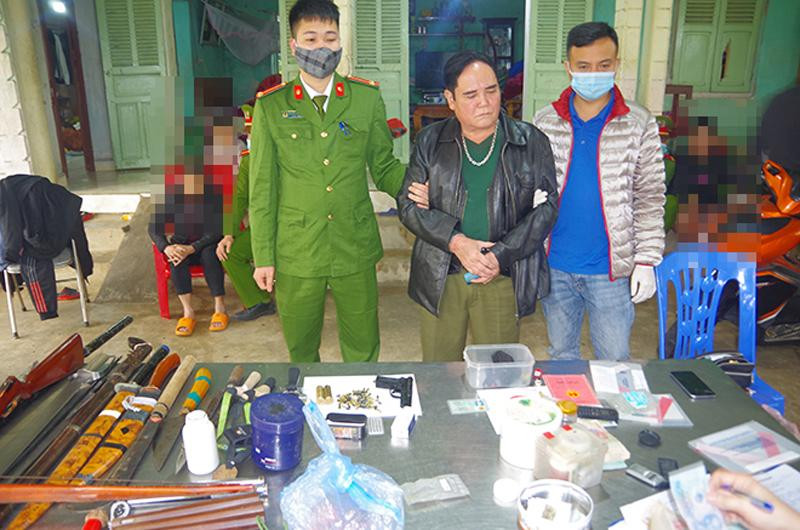 Cơ quan Công an khám xét thu giữ nhiều tang vật, vũ khí tại nhà Bình