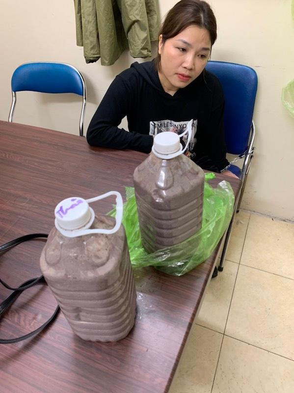 Đối tượng Là và 2 can mắm tôm "nhồi" ma túy