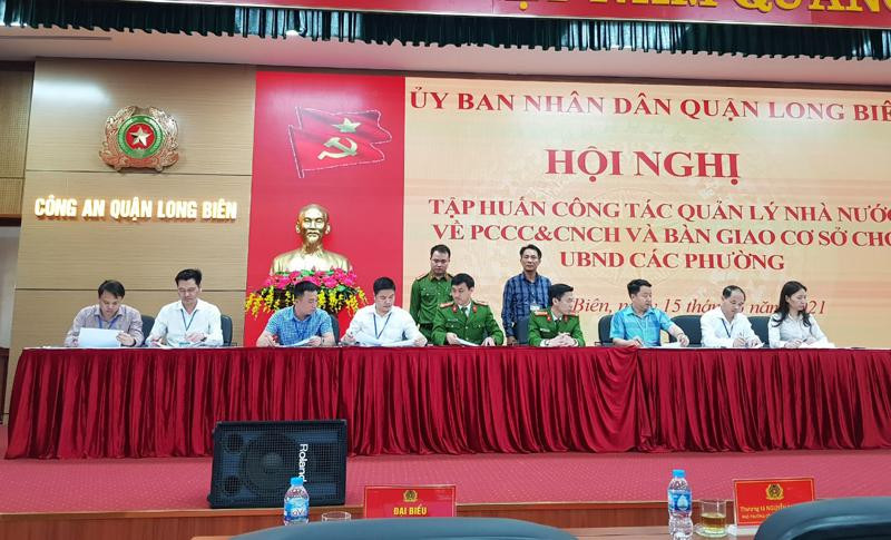 UBND quận Long Biên bàn giao cơ sở thuộc danh mục cơ sở PCCC cho cấp phường quản lý UBND quận Long Biên bàn giao cơ sở thuộc danh mục cơ sở PCCC cho cấp phường quản lý